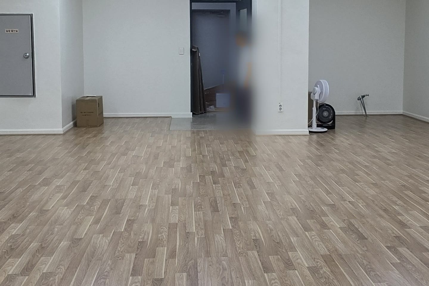 전기온돌 강화마루로 시공을 마친 실내 바닥